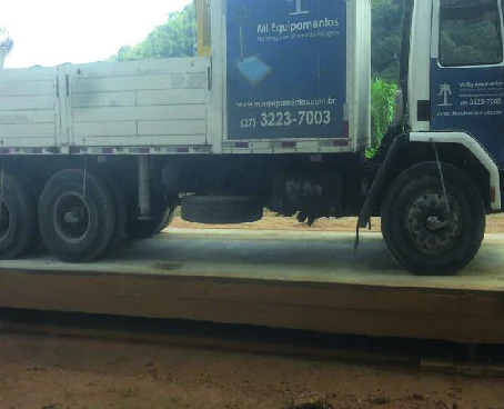 Caminhão da M.I. Equipamentos sobre uma balança rodoviária